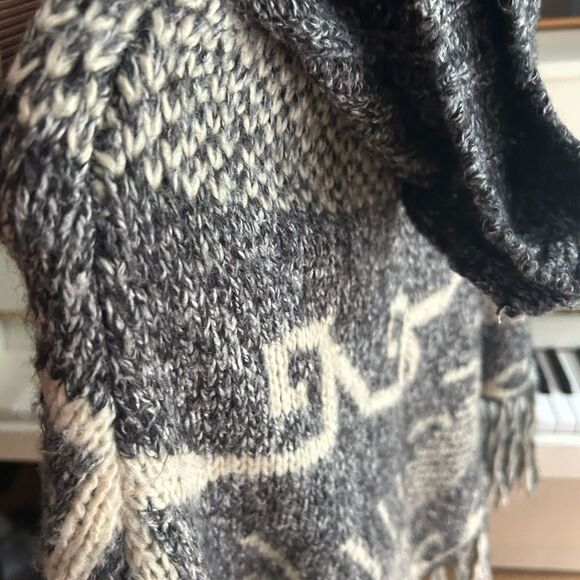 Steve Madden Gray and Cream Poncho One Size - Picture 9 of 16